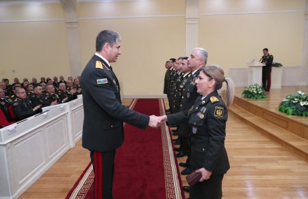 Vilayət Eyvazov Daxili Qoşunların hərbçilərinə mükafatlar təqdim etdi