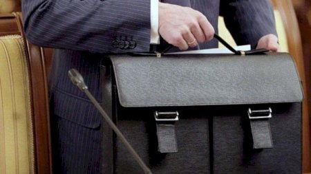 Azərbaycanda nazir müavinləri evdən işləyir