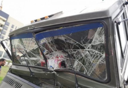 Sumqayıtda mikroavtobus yük maşını ilə toqquşub