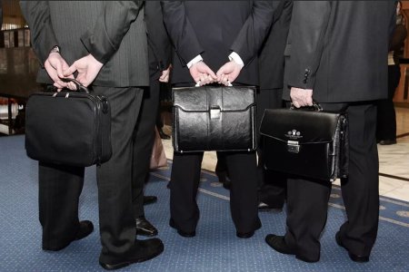 Qeyri-iş günlərinin şamil edilmədiyi dövlət orqanları və qurumları müəyyənləşib - SİYAHI