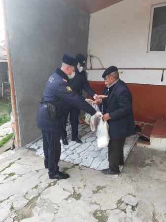 Şəkidə polis yaşlı sakinlərə köməklik göstərdi - Foto