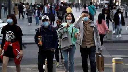 Çində karantin qadağaları azaldı, insanlar küçələrə axışdı - FOTO
