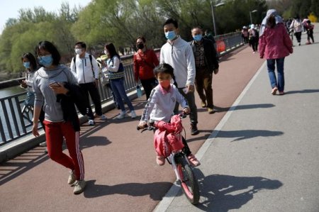 Çində karantin qadağaları azaldı, insanlar küçələrə axışdı - FOTO