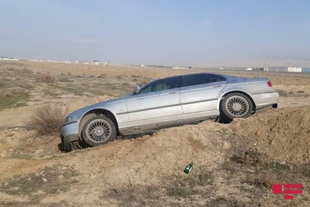 Şəmkirdə minik maşını aşıb