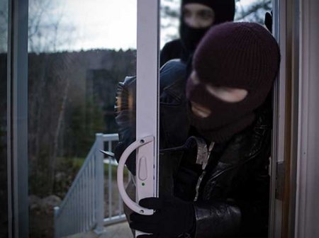 Bakıda məktəbdən büst oğurlandı