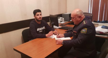 Bakıda polis maşınının üstündə pivə içən şəxs saxlanıldı - FOTOLAR