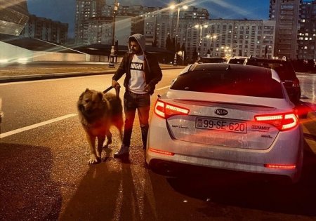 Bakıda polis maşınının üstündə pivə içən şəxs saxlanıldı - FOTOLAR