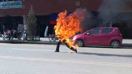 Koronavirusa yoluxduğunu öyrənəndən sonra özünü yandırdı