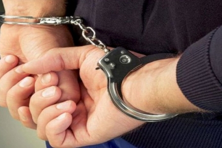 Ev ustası tanışı ilə birgə 20 mənzili qarət etdi