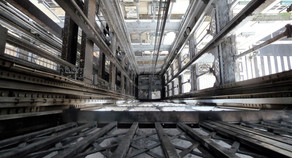 Gəncədə marketdə liftin şaxtasına düşən qız öldü