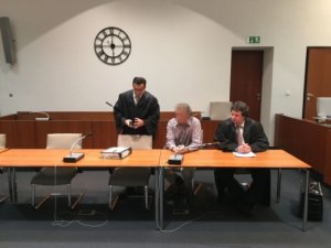 Azərbaycanlılar Almaniyada məhkəməni intihar etməklə hədələdilər