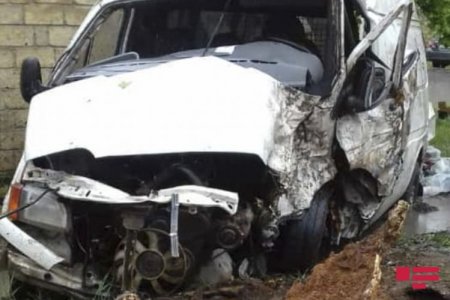 Qubada maşın ağaca çırpılıb, xəsarət alanlar var