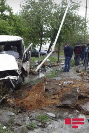 Qubada maşın ağaca çırpılıb, xəsarət alanlar var