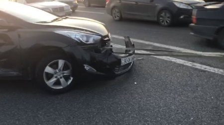 Bakıda avtomobil qəzası baş verdi, sürücü xəsarət aldı