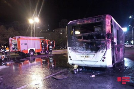 Bakıda sərnişin avtobusu yanıb - FOTO