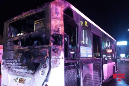 Bakıda sərnişin avtobusu yanıb - FOTO