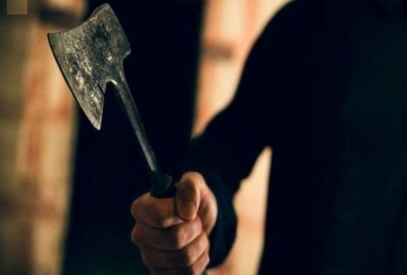 Azərbaycanda dəhşət: Ruhi xəstə atasını baltaladı - YENİLƏNİB