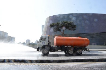 В Баку продезинфицированы более 400 улиц и проспектов (ФОТО)