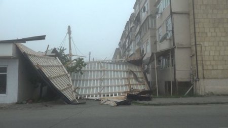 Qubada güclü külək binanın damını aşırdı, avtomobillərə ziyan dəydi, işıqlar kəsildi