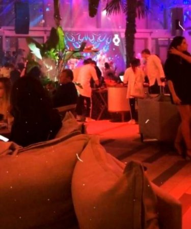  Karantin qaydalarının yumşaldıldığı ölkədə gecə klubları dolub daşdı - MARAQLI...+ FOTOLAR