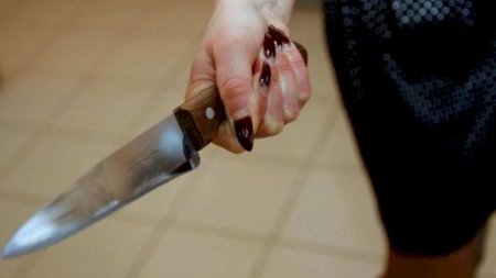 Abşeronda qadın 21 yaşlı gənci bıçaqladı