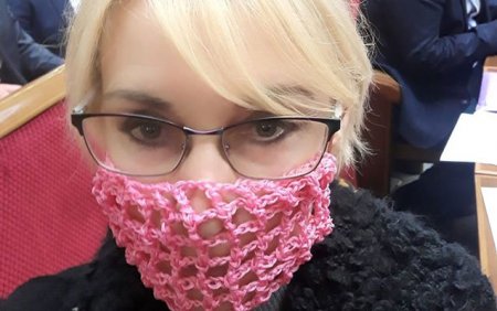Ukraynalı deputat maska taxılmasına belə etiraz etdi - Foto