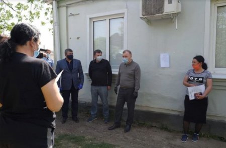 Kənddə yas mərasimi: 155 nəfər koronavirusa yoluxdu, rayon başçısı Osmanov istefa verdi