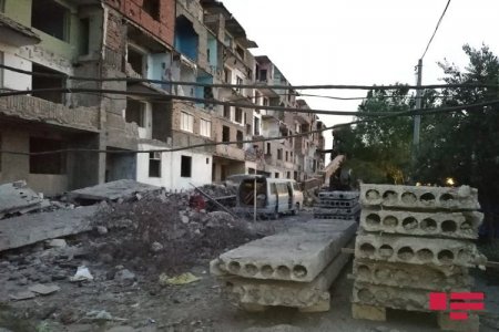 Sumqayıtda söküntü işləri aparan kran aşıb - FOTO