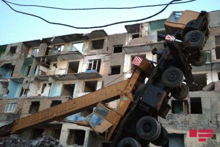 Sumqayıtda söküntü işləri aparan kran aşıb - FOTO