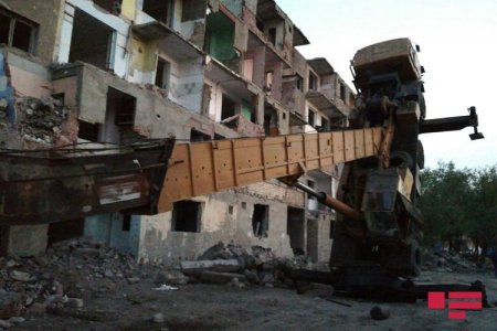 Sumqayıtda söküntü işləri aparan kran aşıb - FOTO