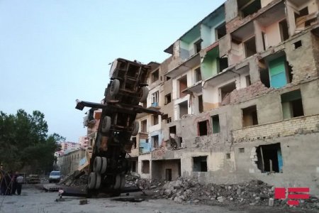 Sumqayıtda söküntü işləri aparan kran aşıb - FOTO