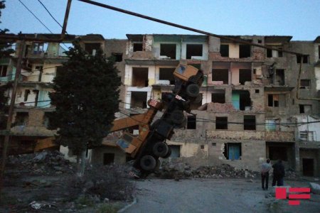 Sumqayıtda söküntü işləri aparan kran aşıb - FOTO