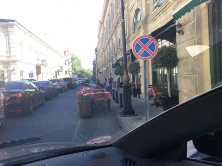 Restoran sahibindən gözlənilməz addım: Maşın yoluna masa qoydu - YENİLƏNİB + FOTO