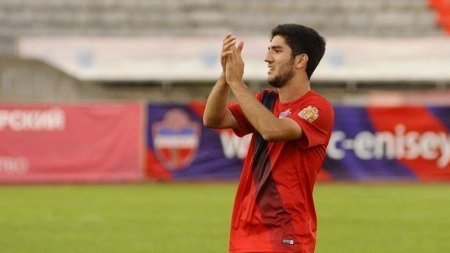 Rusiya klubu azərbaycanlı futbolçu ilə yeni müqavilə imzaladı