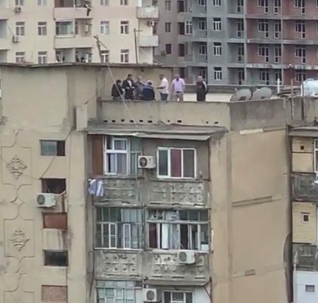 Bakıda binanın damında domino oynayan və kabab bişirən şəxslər cəzalandırılıb - FOTO