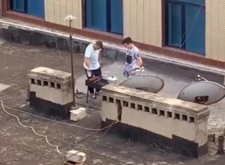 Bakıda binanın damında domino oynayan və kabab bişirən şəxslər cəzalandırılıb - FOTO