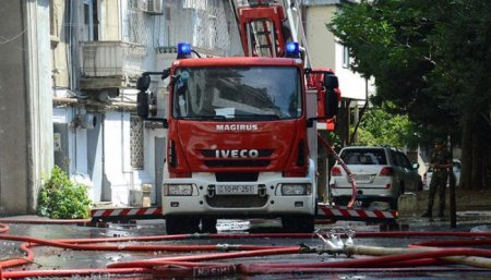 Paytaxtın Xətai rayonunda yaşayış binasında yanğın olub