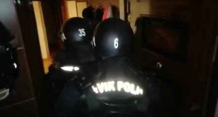 Polisin üstünə zibil atanların evinə belə daxil oldular - VİDEO