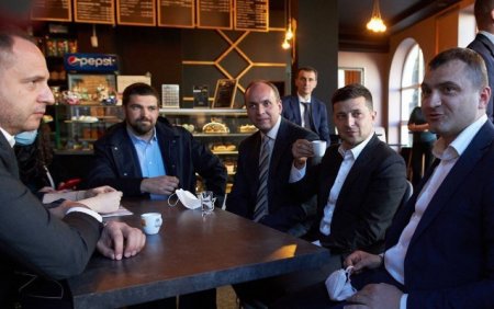 Karantini pozan Zelenski cərimələndi