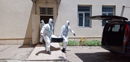 Gəncədə koronavirusdan ölən şəxsin dəfn görüntüləri - FOTO