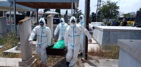 Gəncədə koronavirusdan ölən şəxsin dəfn görüntüləri - FOTO