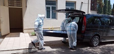 Gəncədə koronavirusdan ölən şəxsin dəfn görüntüləri - FOTO