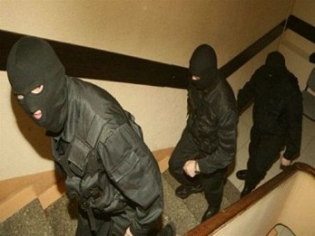 Şirvanda maskalı şəxslər evə hücum etdi: Kişini döyüb, pulunu oğurladılar