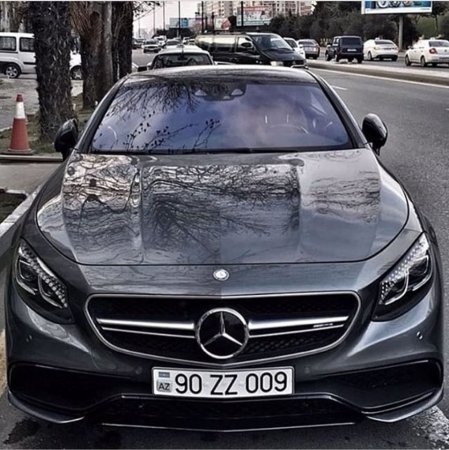 Bakıda iki cangüdənlə gəzən tələbə kimdir? - Fotolar 