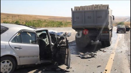 Qobustanda yük maşını minik avtomobili ilə toqquşdu: Yaralılar var - FOTO