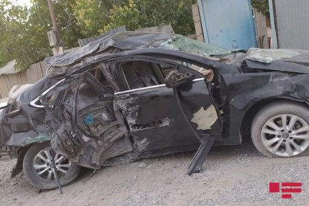 Bərdədə maşın hasara çırpılıb, xəsarət alanlar var - FOTO