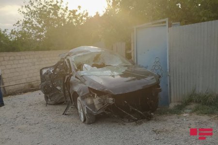 Bərdədə maşın hasara çırpılıb, xəsarət alanlar var - FOTO