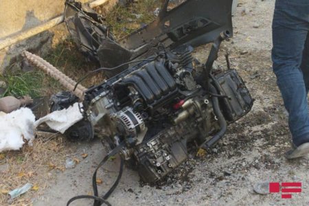 Bərdədə maşın hasara çırpılıb, xəsarət alanlar var - FOTO