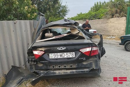 Bərdədə maşın hasara çırpılıb, xəsarət alanlar var - FOTO