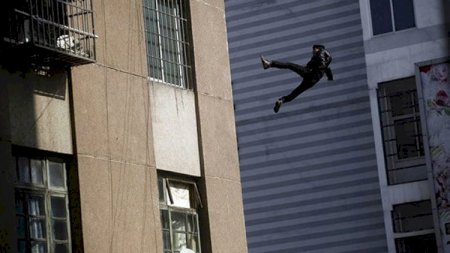 Bakıda polisin restoranda reydi zamanı müştəri özünü 3-cü mərtəbədən atdı